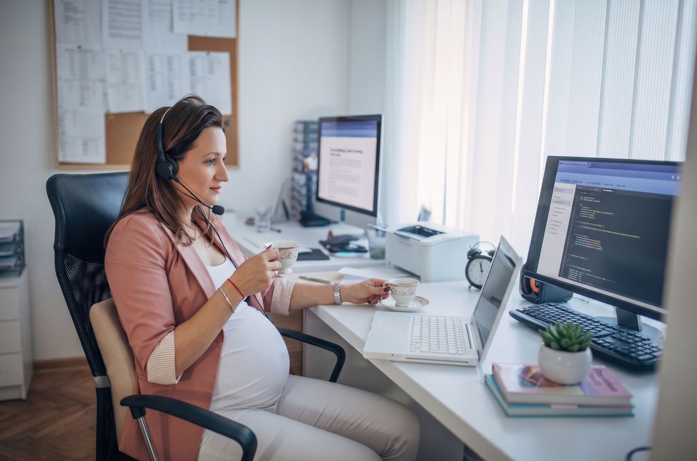 זכויות עובדת בהריון: מדריך מעשי לניהול שעות עבודה והיעדרות | JB Clock